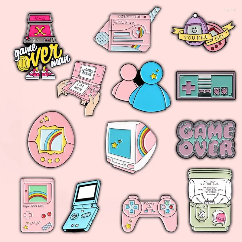 Broches Game Lover Computer Brooch Pet Handheld Console Robot Gashapon Machines Gamepad Over Esmalte Pin Button Badge Wholesale