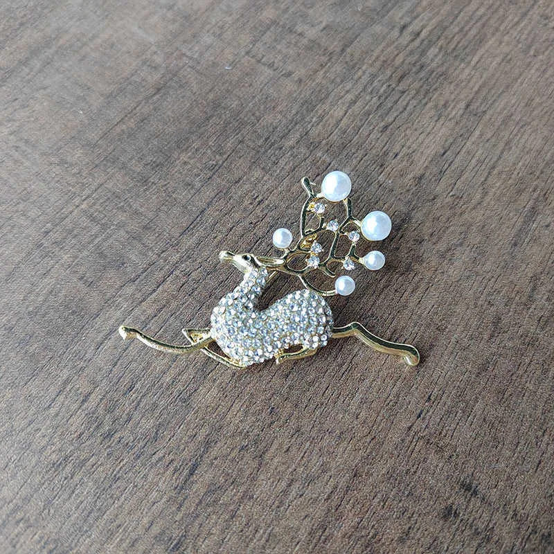 Pins broszki urocze odpowiednie dla samic zwierząt Sika Symulowane perłowe kratę piersiowe Pearl Rhinestone Teer Poleś