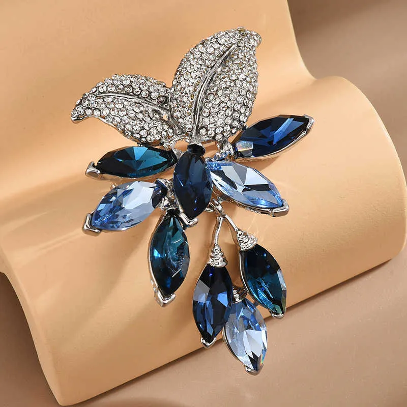 Pins Brooches retro rainbow crystal flower Women's luxury gold and silver colored zircon alloy plant brooch safety pin G230529