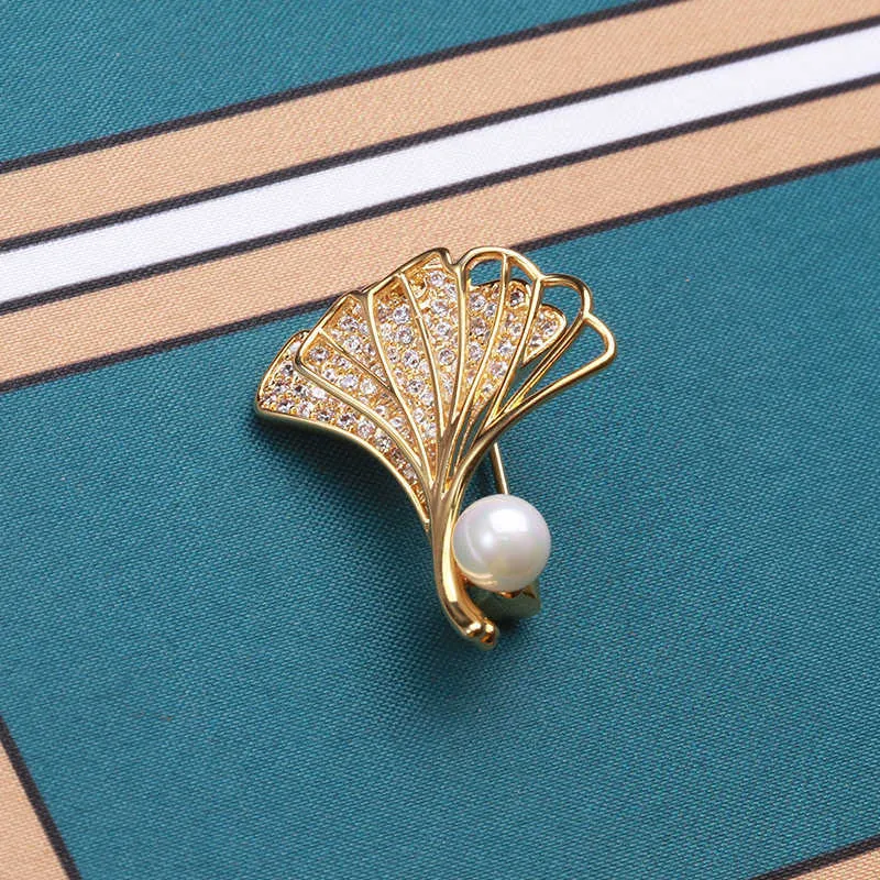 Pins Broches damesmode parel wit kristal ginkgo geschikt voor vrouwen luxe geel goud legering plant broche veiligheidsspeld G230529