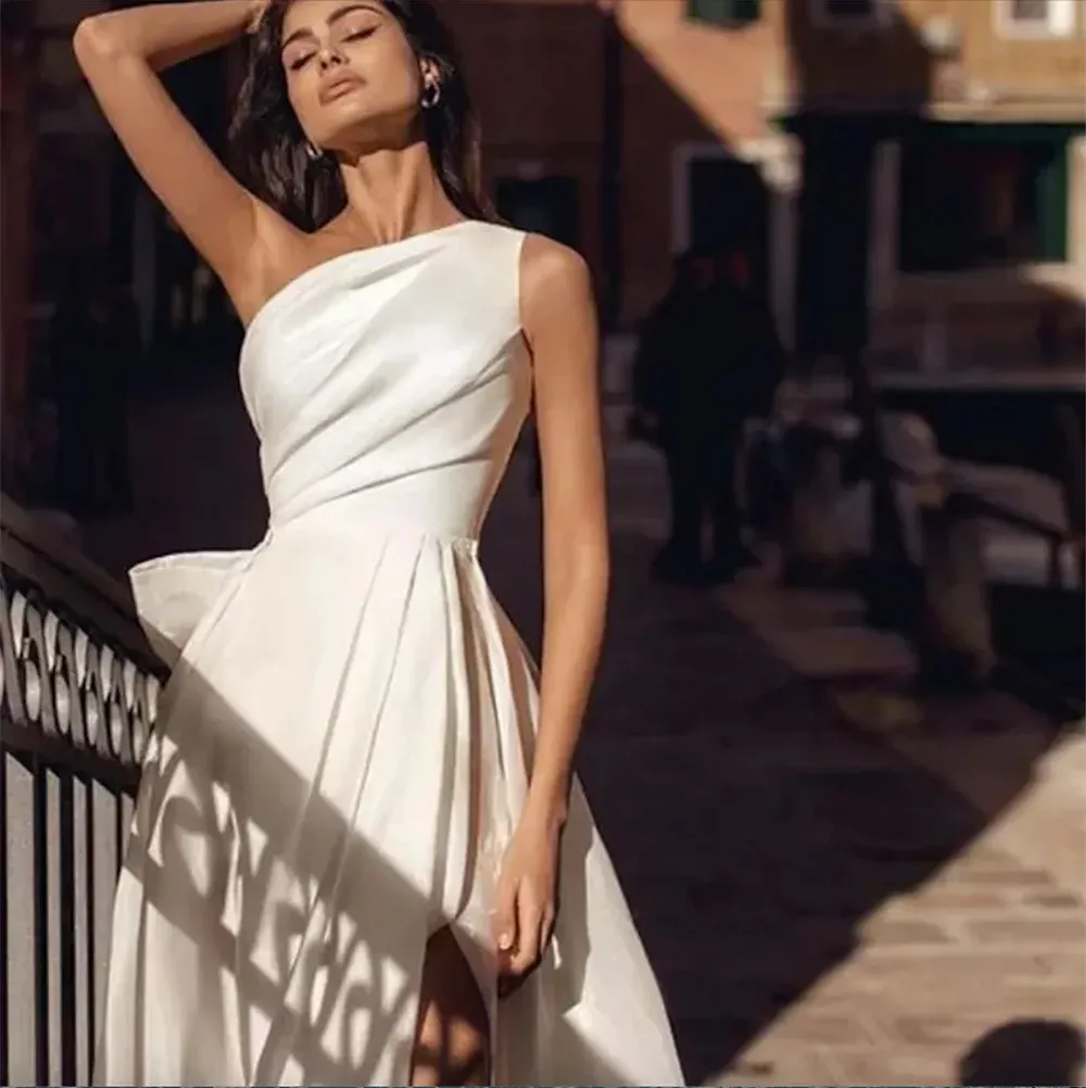 One Shoulder Simple Satin A Line Wedding Dresses For Brides With Long Chapel Train Boho Garden Bridal Gowns Sexy Split Side Sleeveless Modern Robes de Mariee