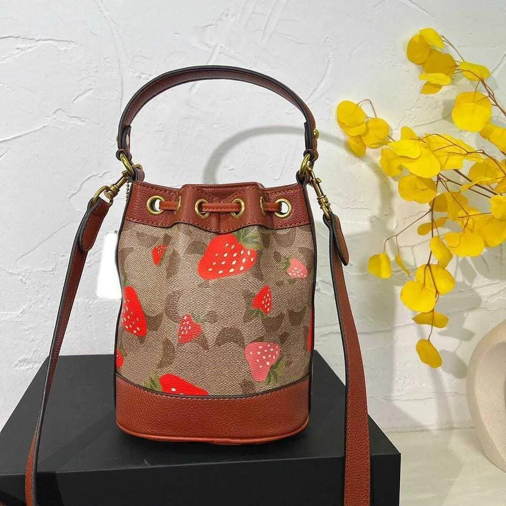 HOT Strawberry Print Drawstring Bags Fashion Women Bags Totes C Letter Designers Handbag High Quality Tote Bag Womens Trendy Shoulder Bag Brown Wallet