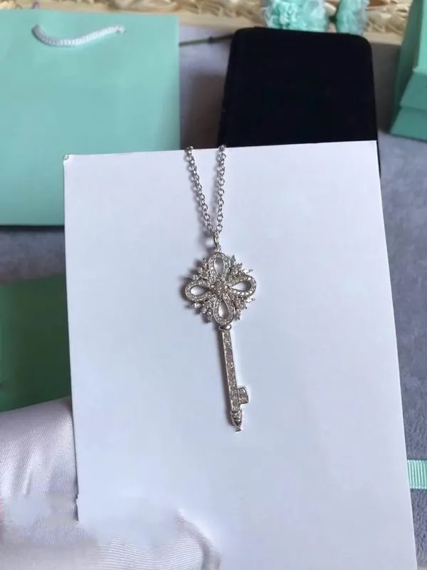 2023 joli pendentif mignon colliers long argent mince chaîne en acier inoxydable concepteur de clé en cristal femmes collier avec sac à poussière bleu et boîte