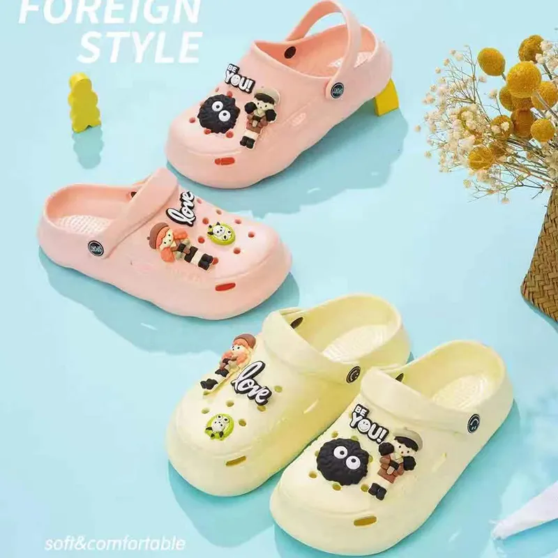 Nouveaux vêtements d'été pour femmes dessin animé mignon semelle épaisse sandales et pantoufles à la maison surélevées deux chaussures de plage respirantes
