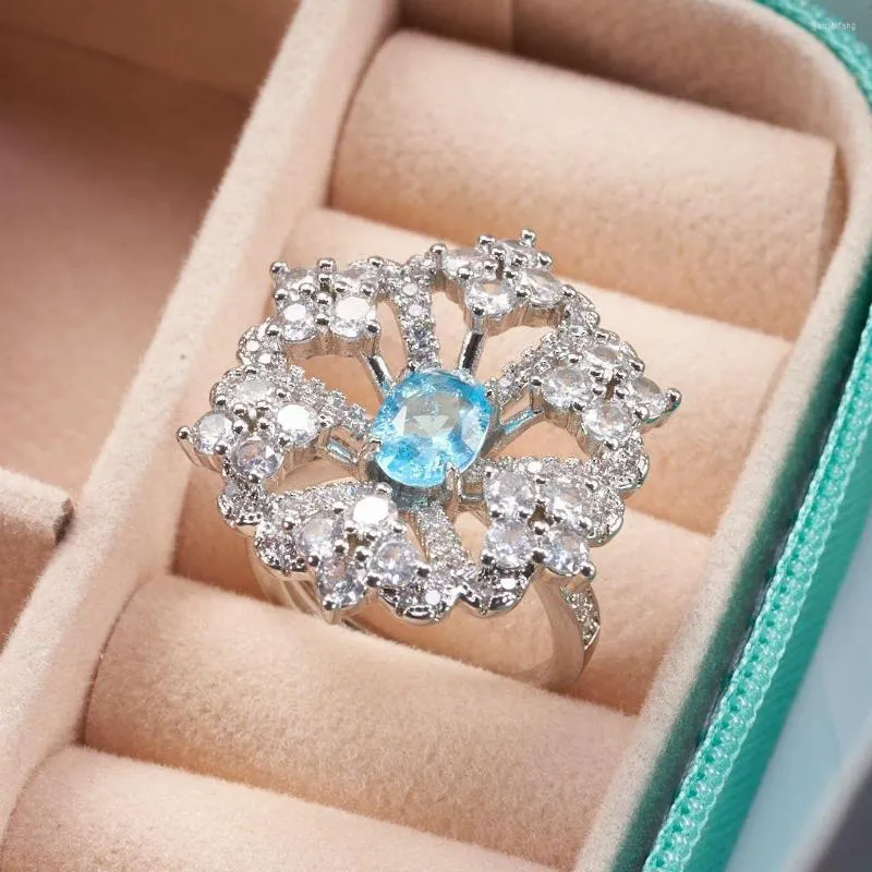 Pierścienie klastra luksus 925 srebrny pierścionek dla uroków z owalnym kształtem jasnoniebieski kolor kamień randki impreza
