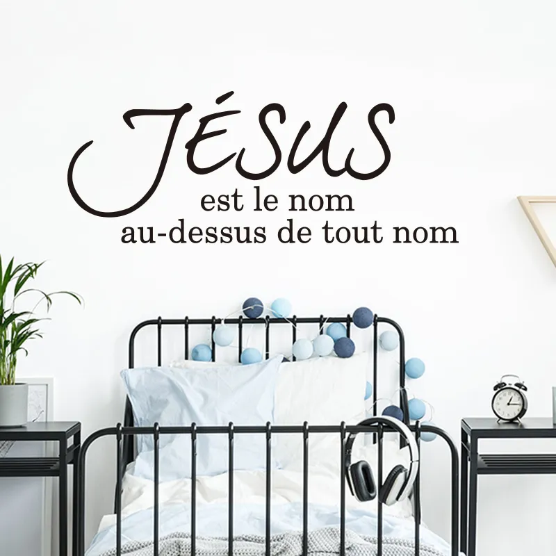 Nome de Jesus francês acima de todos os nomes Adesivo de parede sala de estar quarto Versículo da Bíblia em francês Citação de Jesus Decalque de parede em vinil para decoração de casa