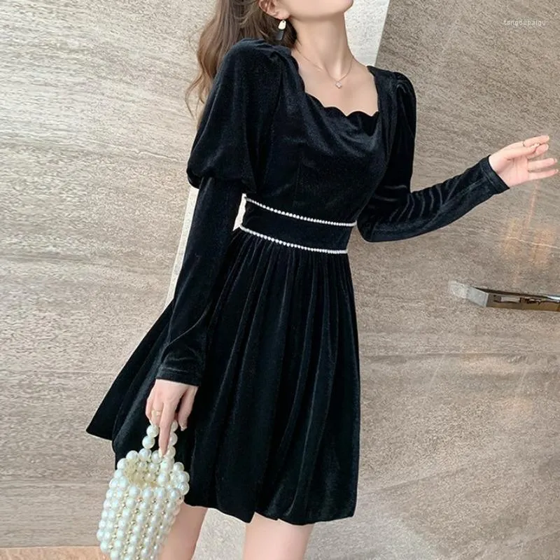 Casual klänningar franska hepburn stil liten svart kjol kvinnlig 2023 hösten kvinnokläder produkt midja tunnare sammet långärmad