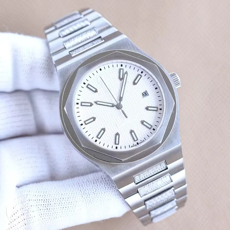 Die Luxusuhrenserie übernimmt das japanische High-End-Uhrwerk 9015 mit Saphirspiegel, feinem Stahlgehäuse und Verarbeitung, perfekte Details, exquisite, hochwertige Uhr