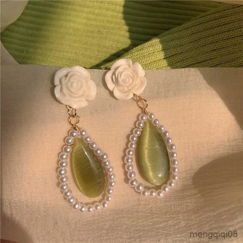 Pendientes elegantes de gota de agua con flor de rosa blanca para mujer, pendientes colgantes con borla de perla verde, joyería de fiesta nueva