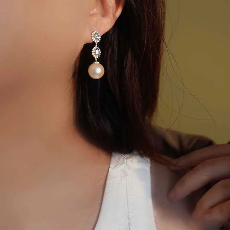 チャーム韓国のファッション模倣真珠の花のドロップ女性に適した豪華なスパークリングクリスタルステートメントイヤリングブライダルウェディングジュエリーG230602