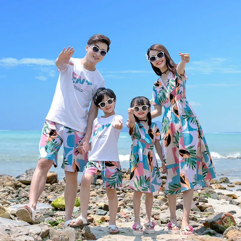 Family Matching Outfits Summer Beach Mother Daughter Dresses Dad Son Tshirt Shorts Look Couple Outfit 230601