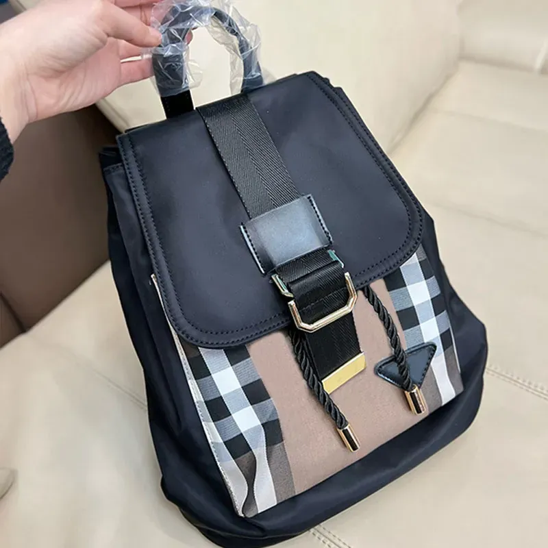 Luxury Nylon Bags Mens Designer Ryggsäck Kvinnor DrawString Ryggsäckar Canvas Back Pack Flap Shoulder Bag Stripes School Bag Packsack Rucking Ruck