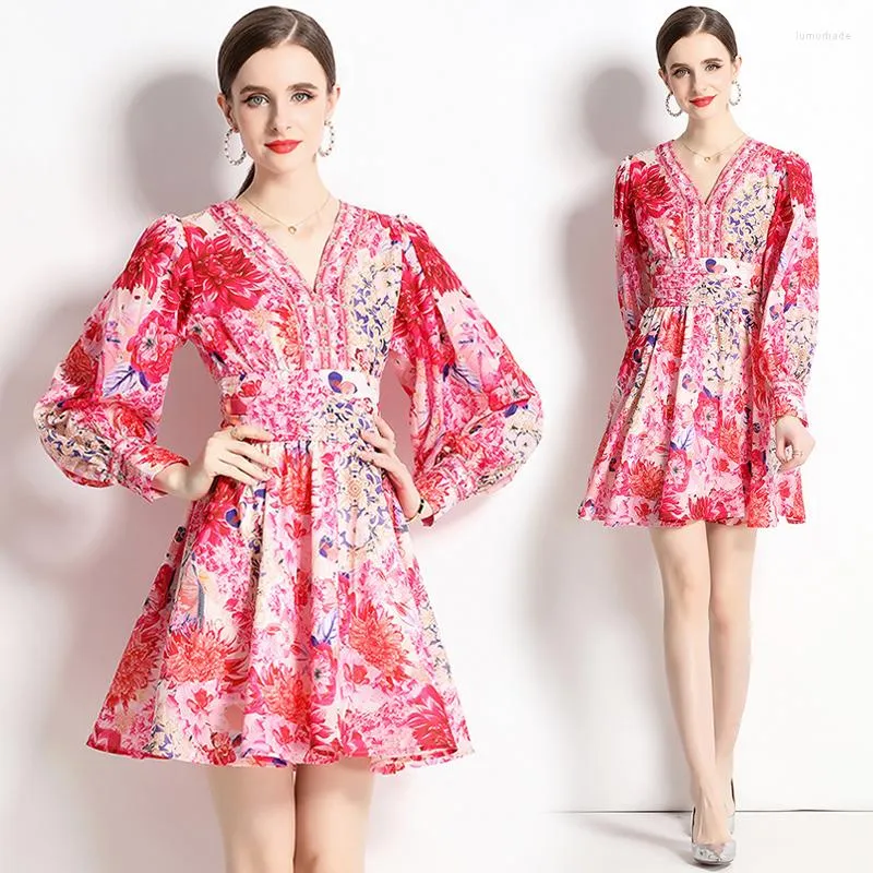 Robes décontractées rétro floral rouge mini robe lanterne manches 2023 femmes concepteur col en v mince une ligne plissée pour la fête d'anniversaire robe de bal