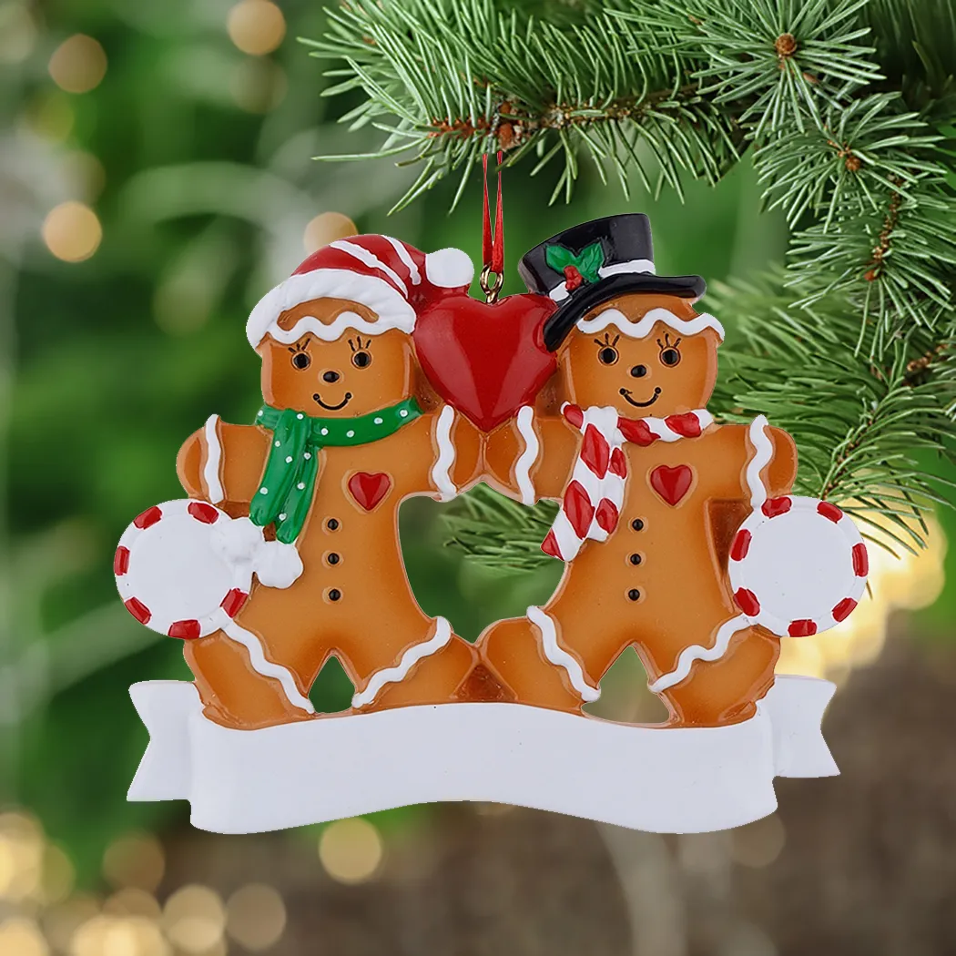 Maxora Resin Gingerbread Family من 2 حلي عيد الميلاد مع التفاح الأحمر كهدايا مخصصة للمواد الجديدة للعطلات والمنزل ديكور المنزل