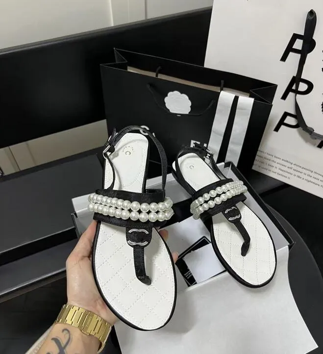 Paris Damsandaler sommarmode Mångsidiga skor dam 2023 Nya märken designer rutschkana dubbla Flip-flops platt sandal dam c tofflor semester