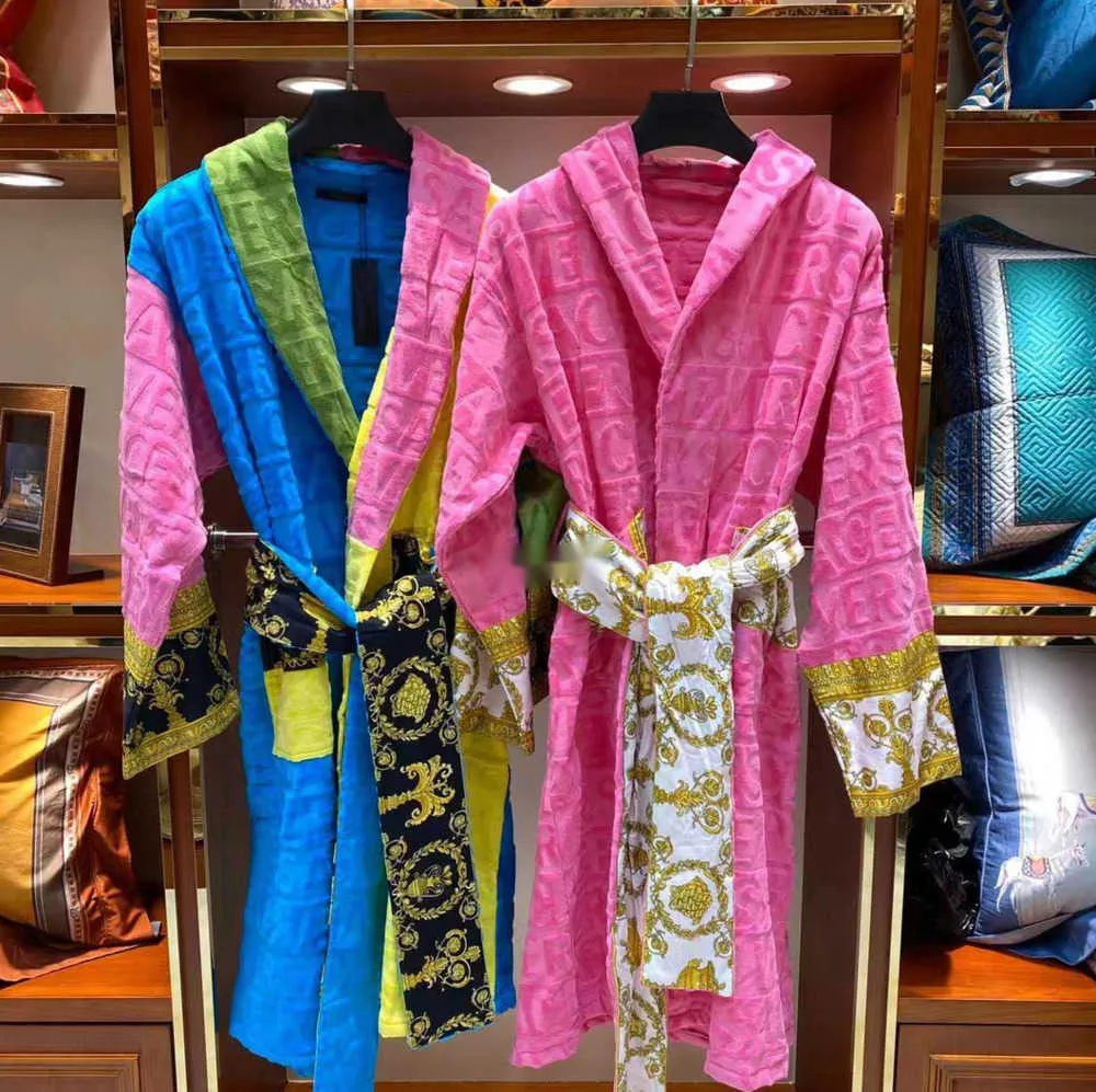 Veet Bathrobe Robe Designers Baroque Fashion Pamas Mens 여성 편지 편지 Jacquard Printing Barocco 프린트 슬리브 Shawl Collar Pocket Belt 100% Cotton40ess