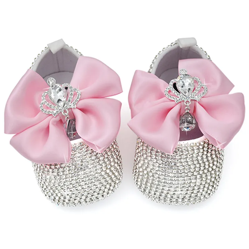 First Walkers Dollbling Girls Pink Crown Bailarina Baptism Shoes Infant Shoes Dress Handmade Mommy Filha Outfit Bling chupetes 230601
