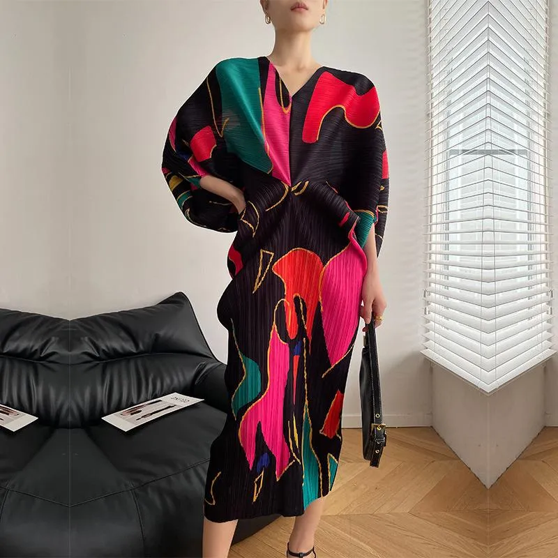 Robe Miyake robe plissée nouveau Design original ample minceur longueur moyenne col en V élégant manches chauve-souris robe de soirée pour femmes 2023 printemps