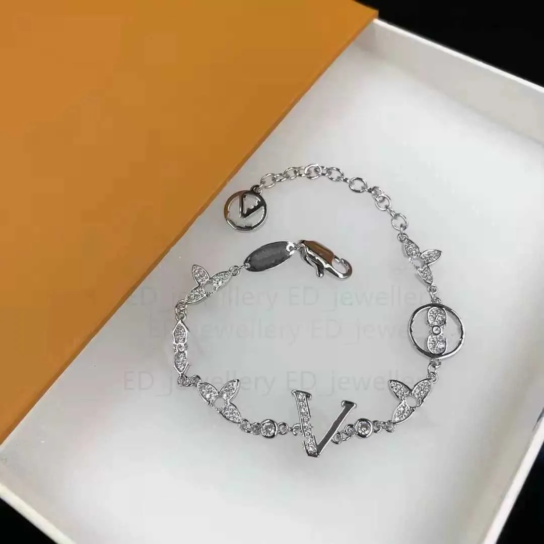 Элегантный золотой серебряный браслет мода мода мода Женское письмо подвесное письмо Clover Свадебное дизайнерские ювелирные изделия Qualityh0x0