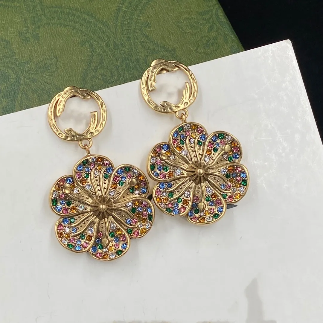 Oreille classique, accessoires de robe luxueux et à la mode, bijoux de marque, boîte-cadeau de fête