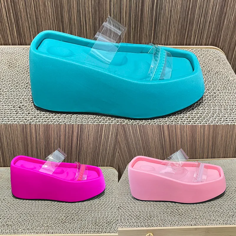 고급 슬리퍼 왕 플랫폼 PVC Crystal Sandals 여성 디자이너 슬라이드 신발 자홍색 핑크색 여름 해변 슬라이드 아파트 하이 여성 슬리퍼 야외 샌들