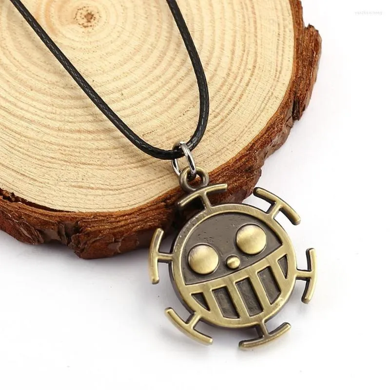 Naszyjniki wiszące anime jeden kawałek naszyjnik Trafalgar Law logo logo brązowego łańcucha kołnierza Choker mężczyzn mężczyzn kobiet biżuteria podarunkowa