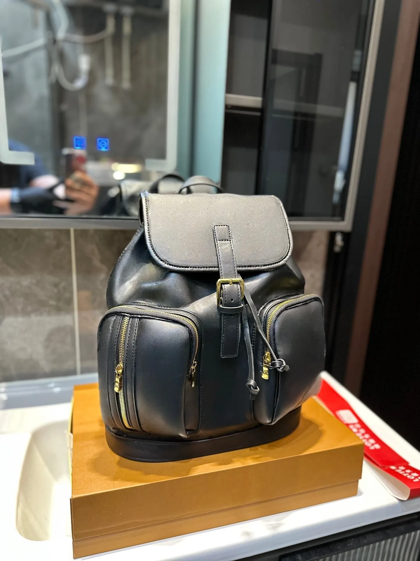 Super beau designer de luxe en cuir noir limité sac à dos médiéval net hipsters rouges sont à l'arrière du sac