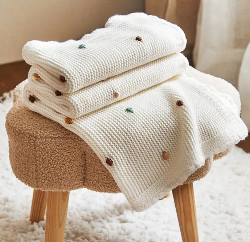 Dekens Inbakeren 10070cm Gebreide Sofa Gooi Nordic Pompom Zacht Tapestry geboren Inbakeren Wrap Wieg Kinderwagen 230601