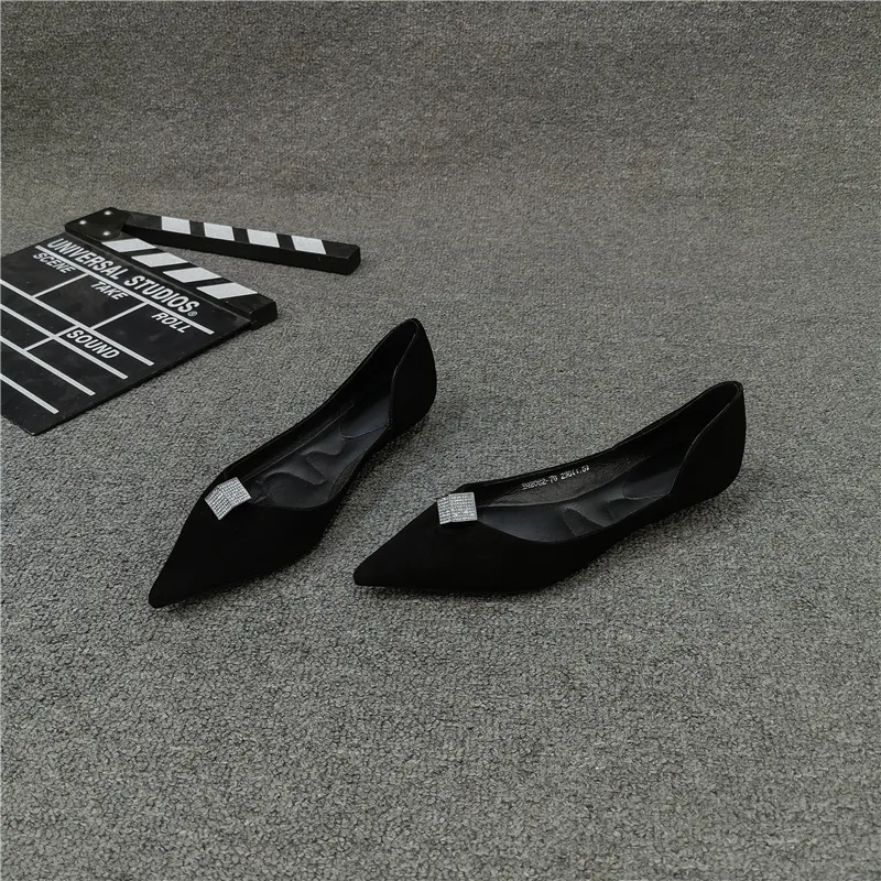 Schwarze Ballerinas für Damen mit spitzer Zehenpartie, Übergröße, Größe 31, 32, 33, Mädchen-Freizeitschuhe, Slip-on-Schuhe mit weicher Sohle, reine Farbe, einfacher Stil, Sommerschuhe