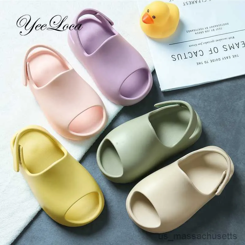 Sandaler flickor pojkar baby tofflor mini strand glider sandal platt pool vatten skor hemskor för barn småbarn enfant r230718