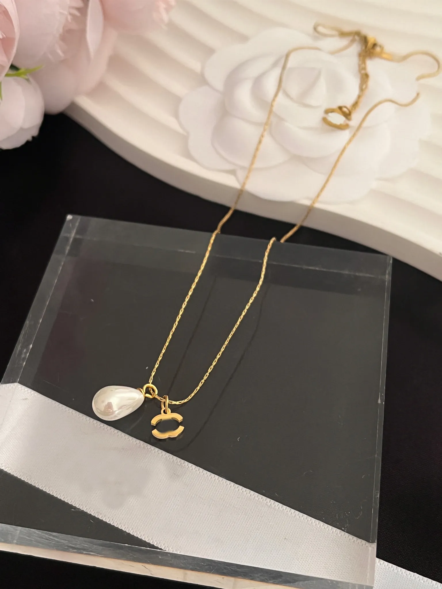 Ny stildesigner Pearl Pendant Halsband Kända kvinnor märke Double Letter rostfritt stål halsband 18K guldpläterad klavikulär kedja modesmycken gåva