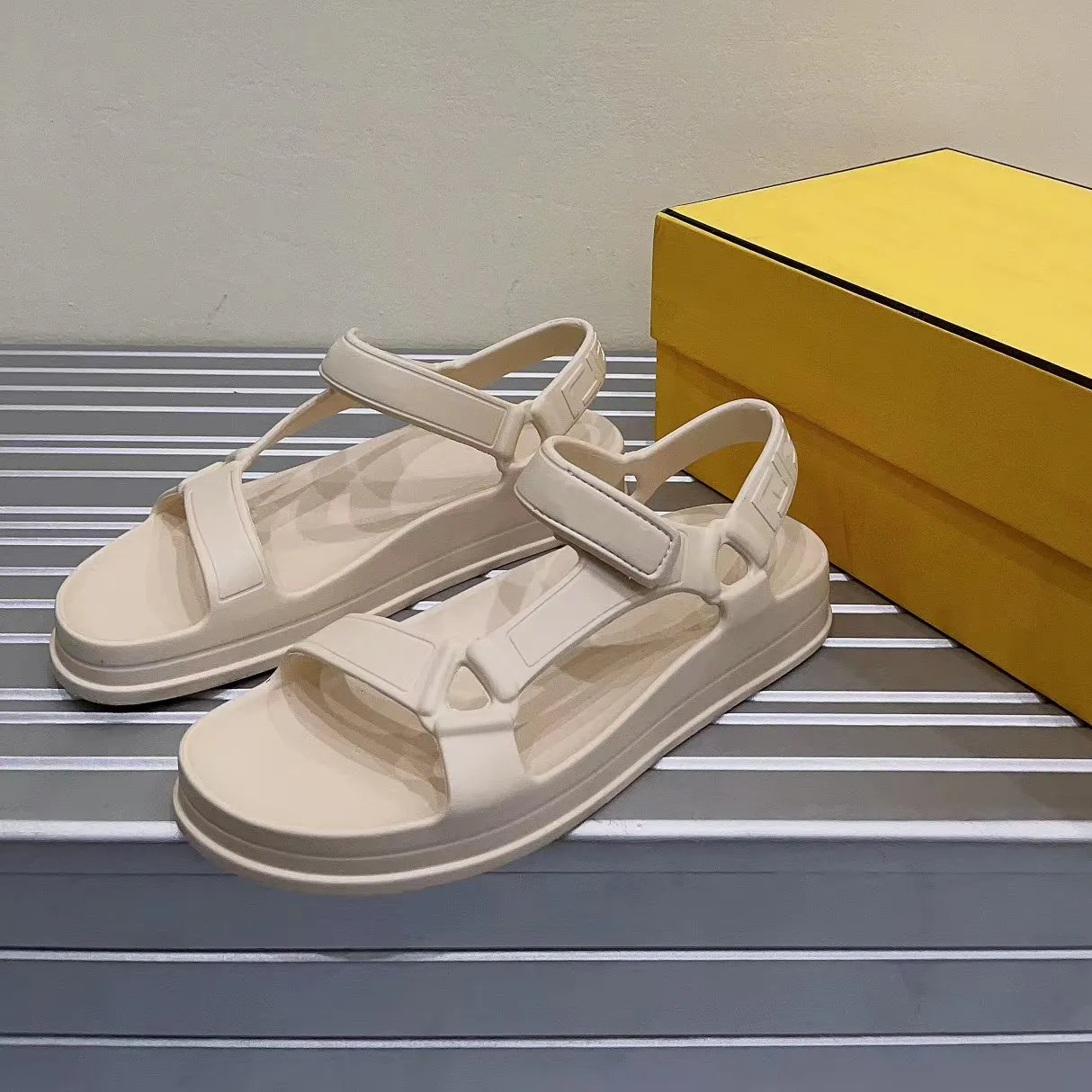 Elegant platt sula sandaler kvinnor ankel rem klänningskor lyxig designer glider av hög kvalitet casual fashionabla fabrikssko öppen tå 3 cm tjock sula sandal