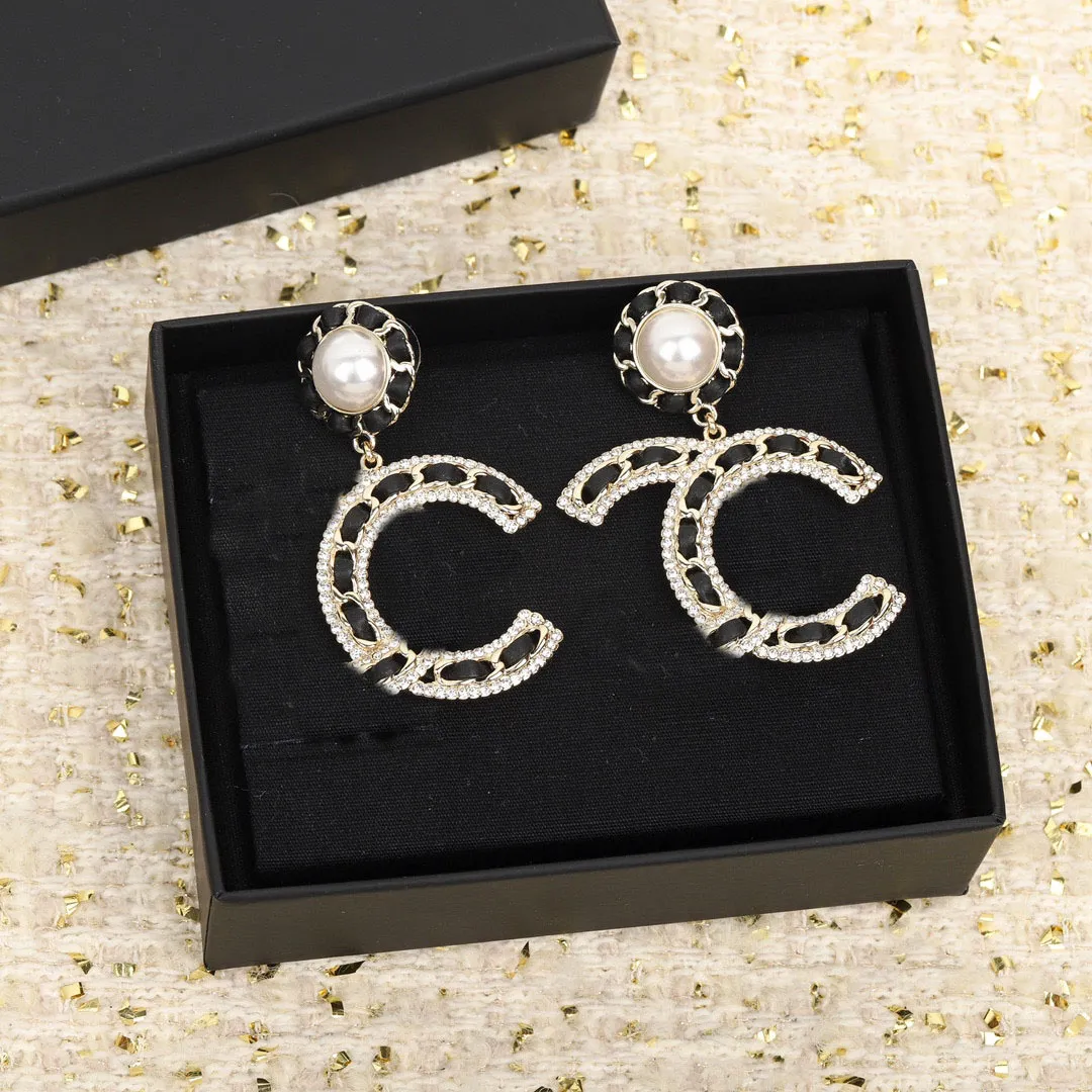 2023 Boucles d'oreilles pendantes de luxe de grande taille avec diamants et perles de coquillages naturels en cuir véritable noir ont le timbre de la boîte PS7037B