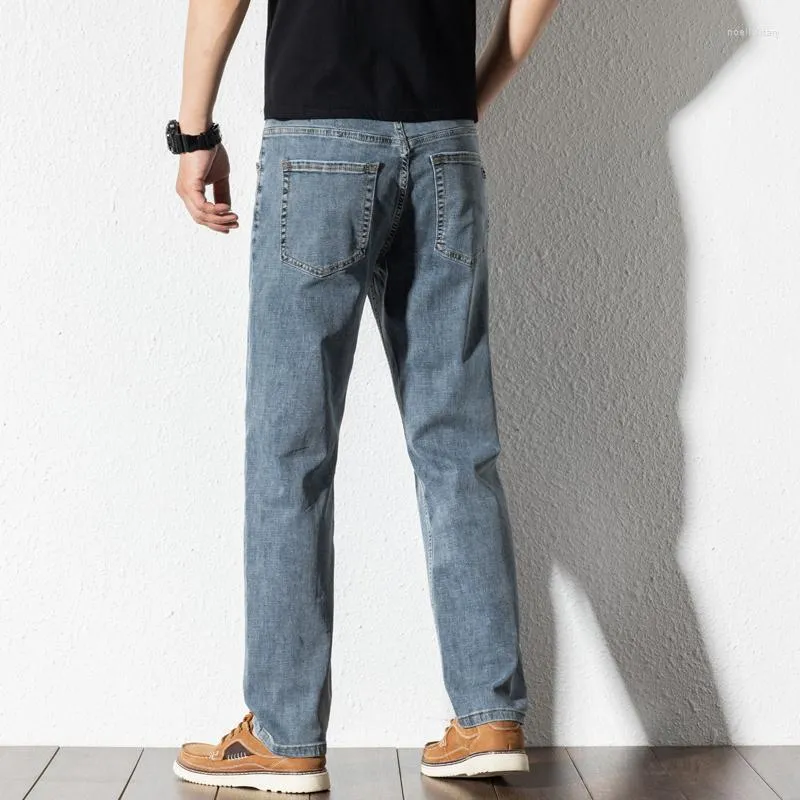 Jeans da uomo Moda casual da uomo Gamba dritta Pantaloni in denim larghi di colore chiaro 2023 Pantaloni da lavoro oversize maschili Taglia 48