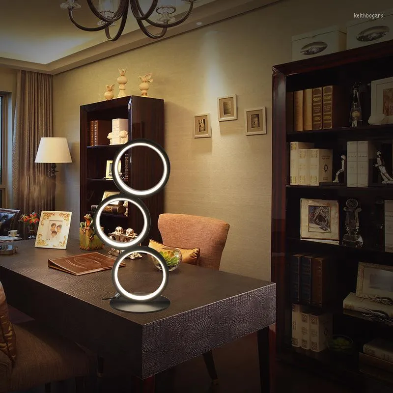 テーブルランプLEDサークルデスクランプモダンミニマリストのデザイン温かい白い光のあるリビングルームの寝室の装飾で湾曲したデザイン