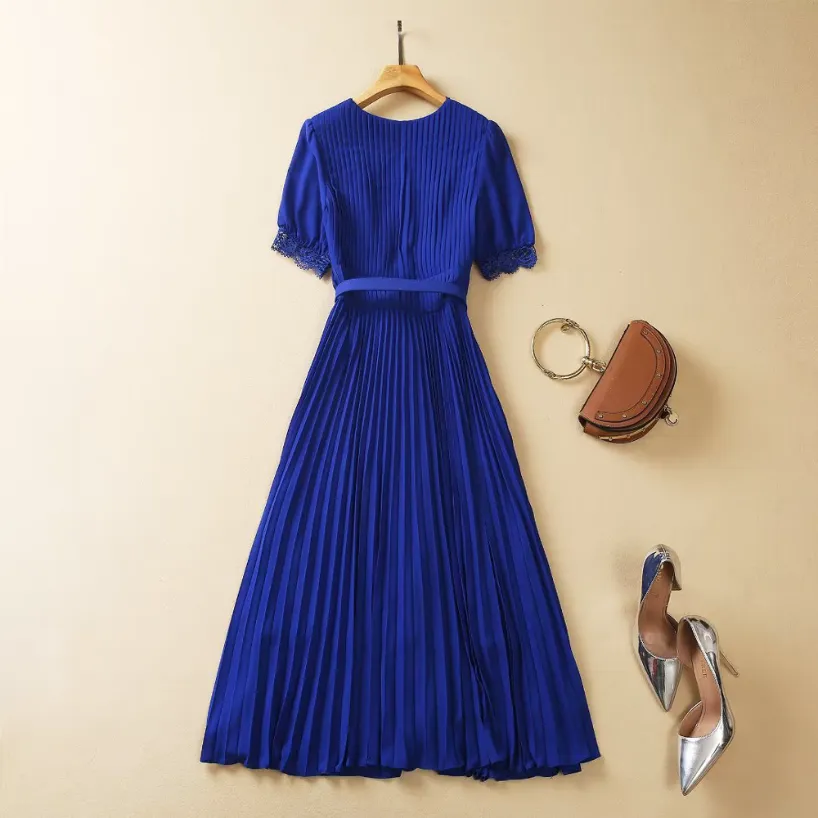 Sommerrotes einfarbiges Chiffonkleid mit Gürtel, blaue Kurzarm-V-Ausschnitt-Plissee-Midi-Freizeitkleider A3A101512