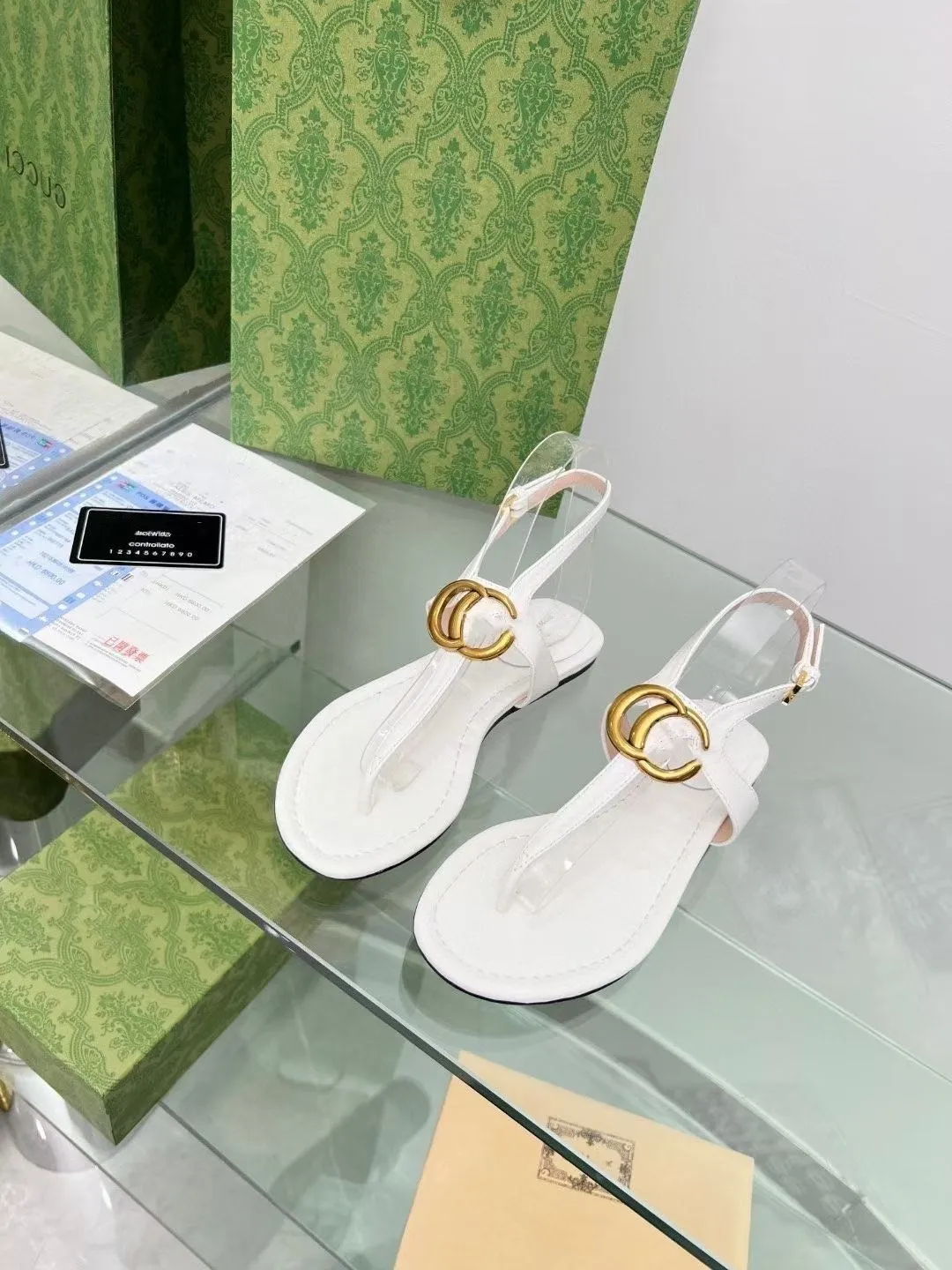Dernières sandales de famille de créateurs en cuir pour femmes, sandales à chevrons de luxe populaires, sandales à fond plat, modèle correct avec boîte 35-43