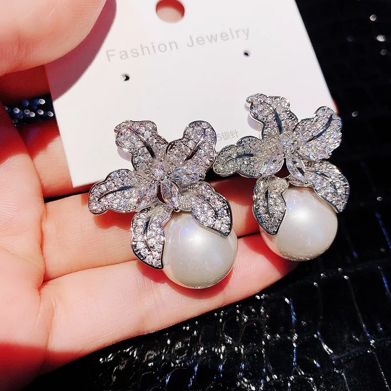 Modedesigner Diamond Zirconia Flower Sparkle Pearl Stud örhängen för kvinnliga flickor med Sier Post Fantastisk klassisk chic stil smycken