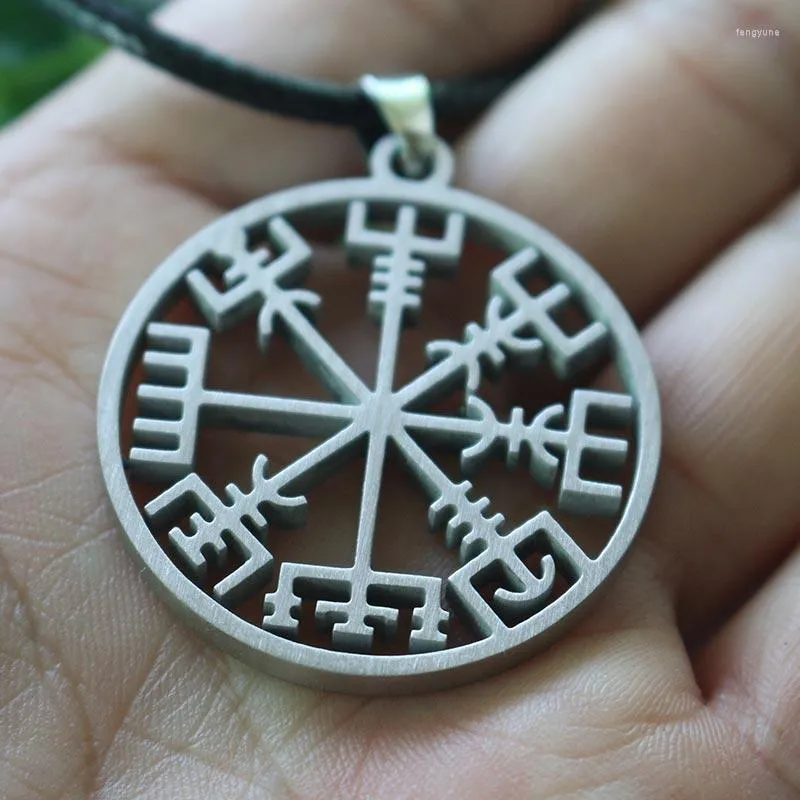 ペンダントネックレスLanseis 1PCSバイキングオーディンのノルスルーニックネックレスルーンのシンボルVegvisir Vikingsステンレススチールジュエリー