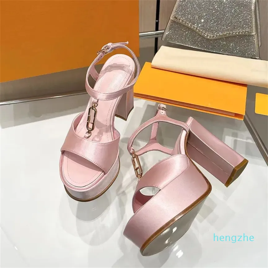 2023 Designer Sandali con tacco a punta quadrata Moda donna in pelle stampa lettere passerella decorazione pulsante sandalo Lady One-line
