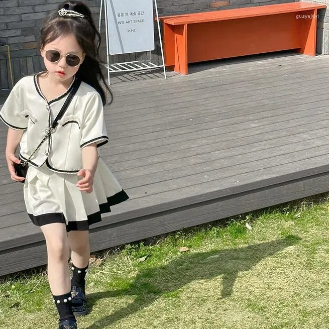 Kleding Sets 2023 ZOMER KINDEREN Luxe Korea Stijl Plooirok Knop Wit Shirt Mode Zoete Cool Voor Meisjes