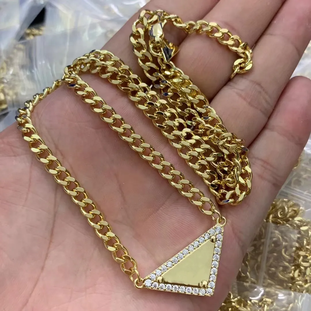 Kvinnor Mens Choker Necklace Triangle Shape Women Jewelry Luxury Designer Gold Chain Fashion Black White Pendant Design Party Silver Hip Hop Punk Accessories