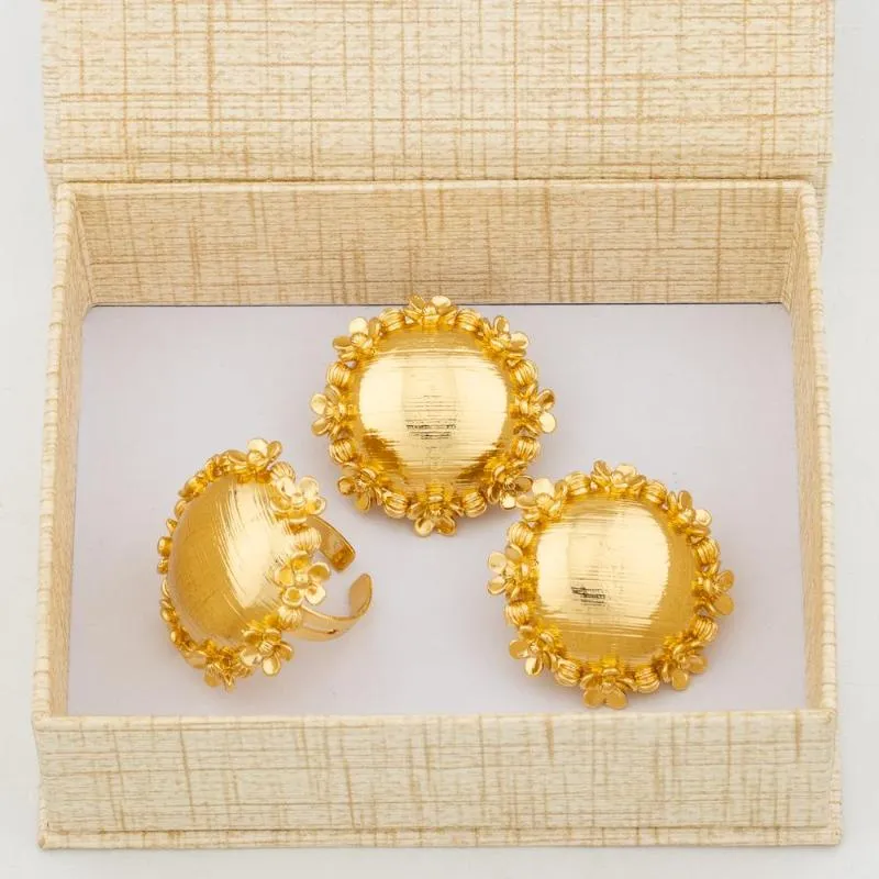 Orecchini di collana impostati squisiti Golden Plaked and Ring Party Gifts Ladies Elegant Clip Finger per matrimoni africani