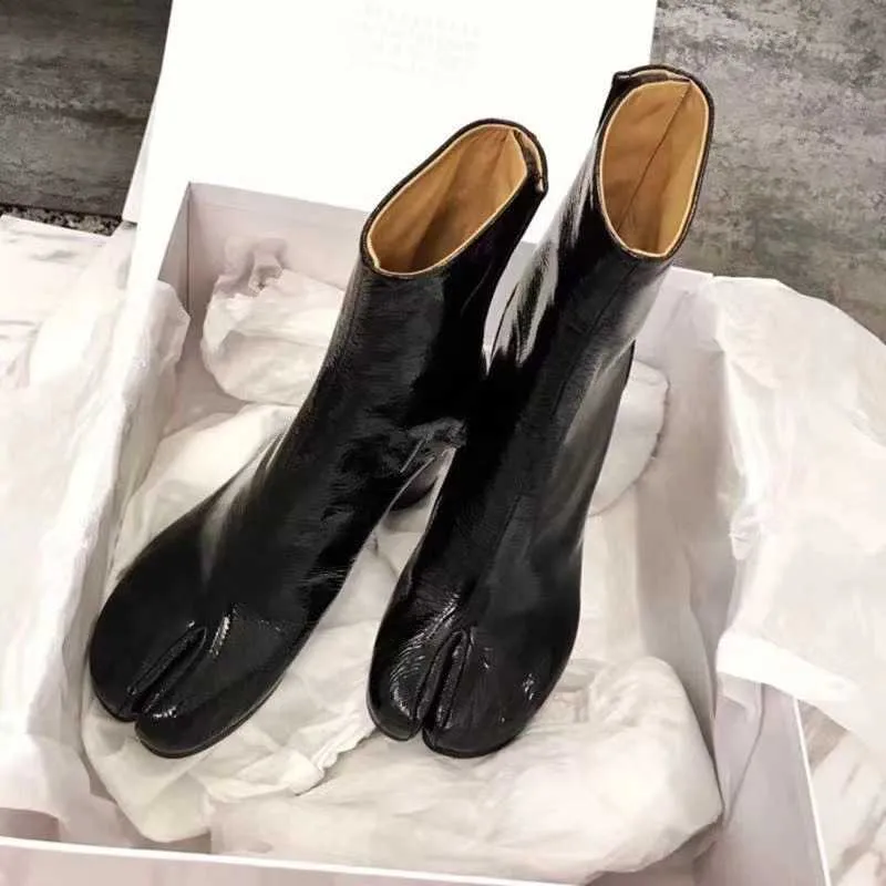 Сапоги подлинный кожаный бренд Tabi 8cm Boots Split Toe Cunky High Heel Women Boots Zapatos Mujer Fashion Осенняя обувь Botas Z0605