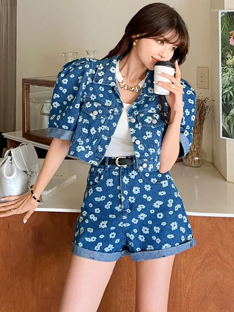 Kvinnors spårdräkter Kvinnor Flower Print Denim Outfits 2023 Summer 2 Piece Set Puff Short Sleeve Coat Shorts Office Lady Elegant Female Suits