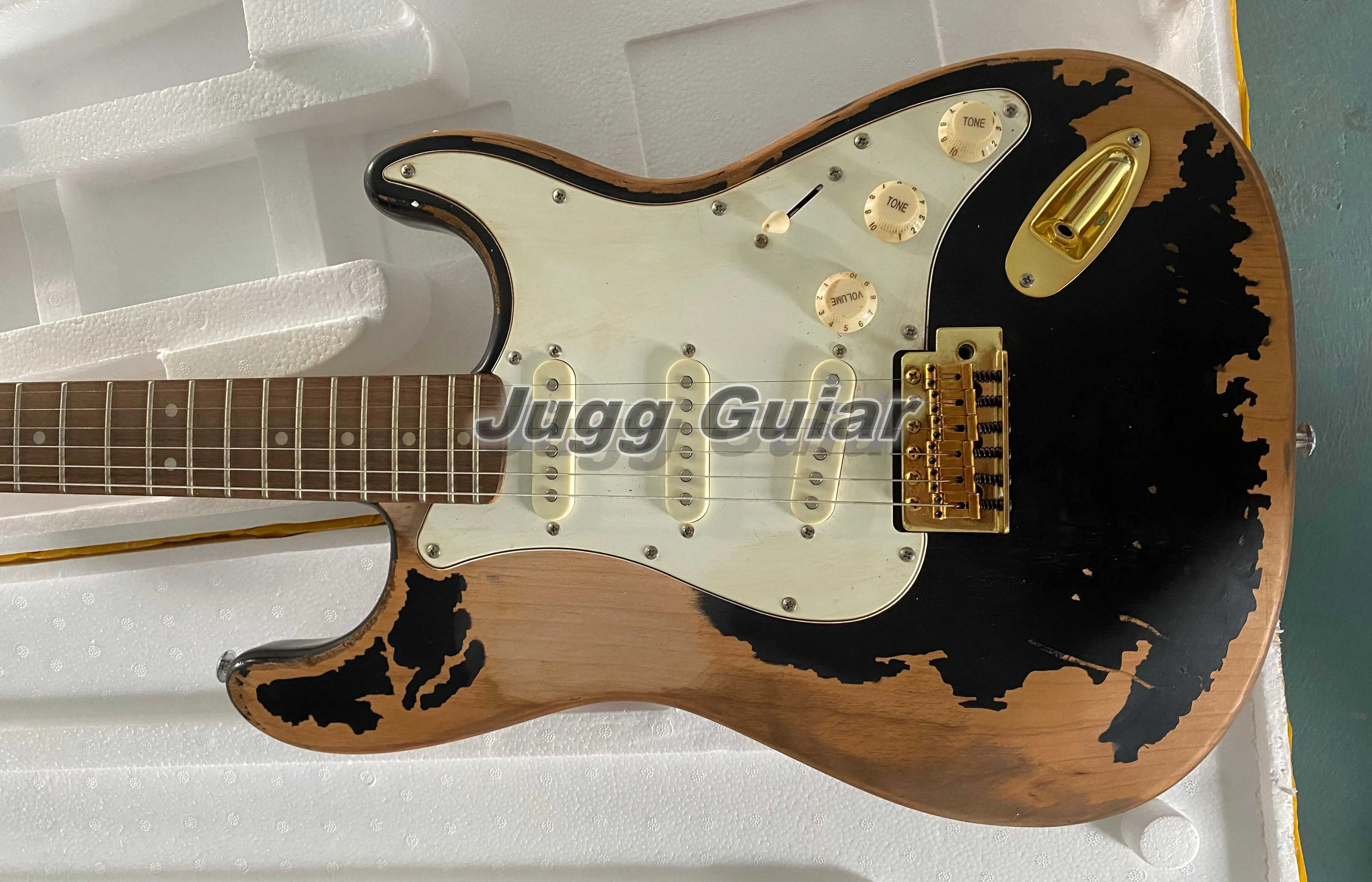 في المخزون ، John Mayer Black One Masterbuilt Relic Electric Guitar Alder Body ، Hardware Gold Vintage ، Nitrolacquer Paint