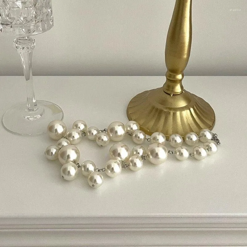 Chaînes Un collier qui est composé de plusieurs perles synthétiques