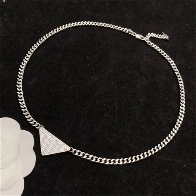 Klassisk mode repkedja kvinnors män guldkedjor lyxiga smycken silver halsband med triangel svart vit hänge tillbehör vintage choker halsband designer designer