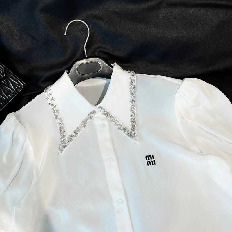 レディースパーカースウェットシャツデザイナー2023夏の新しいラインレタープリントビーズダイヤモンドラペルホワイトスリーブシルクシャツ女性WU20