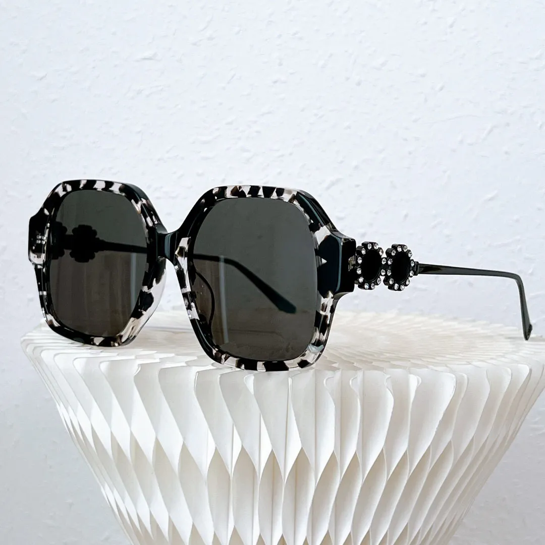 Óculos de sol femininos irregulares de tamanho grande com design de flor de corte de diamante elegante clássico destacando feminilidade TAMANHO 52 19 145 óculos de sol masculinos
